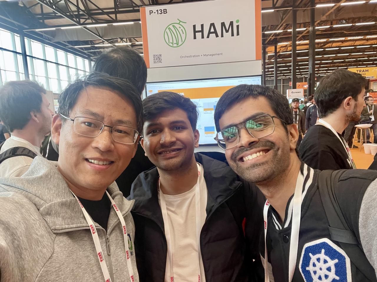 来自印度的贡献者 Rudraksh Karpe（中间）和 Shivay Lamba（右）